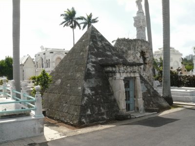 PanteÃ³n MasÃ³n necrÃ³polis de ColÃ³n. La Habana