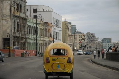 Cocotaxi en el malecÃ³n de La Habana