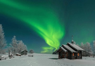 Viviendas y Aurora Boreal Verdosa en Finlandia