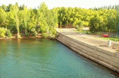 El RÃ­o NeuquÃ©n en la provincia homÃ³nima.Argentina