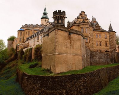 castle_moat_wall_tower_