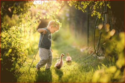 NIÃ‘O CON PATOS