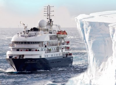 Barco y un Iceberg de Antlantida