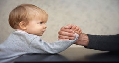 father-kid-arm-wrestling