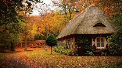 Linda casa de campo en la temporada de otoÃ±o