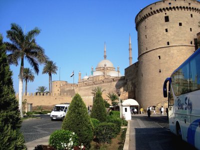 Mezquita y fortaleza en El Cairo, Egipto.