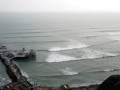 Mar y surfistas en Lima, PerÃº. jigsaw puzzle