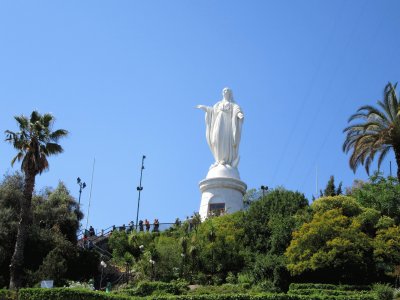 Estatua en mirador de Santiago de Chile.