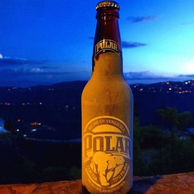 Cerveza polar, vestida de blanco