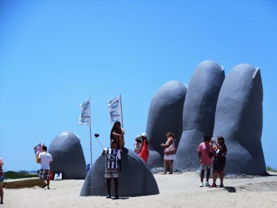 Escultura en playa de Punta del Este, Uruguay.