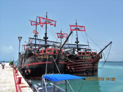 Galeones piratas en Puerto JuÃ¡rez, MÃ©xico.