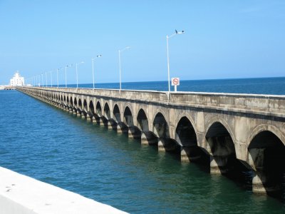 Puente en Puerto Progreso, YucatÃ¡n.