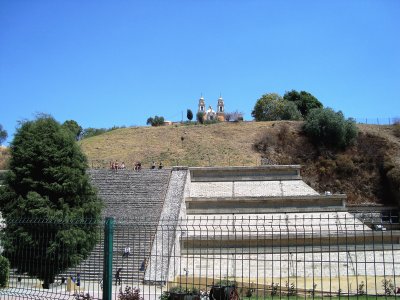 Templo y pirÃ¡mide en Cholula, Puebla.