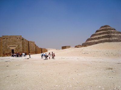 Templo y pirÃ¡mide en Memphis, Egipto.