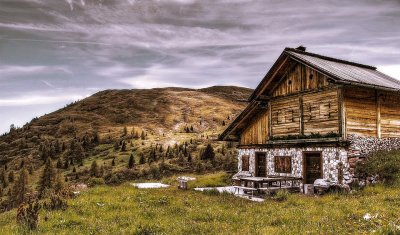 Choza de montaÃ±a en las Dolomitas