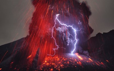 Kilauea fountain sparks lightening