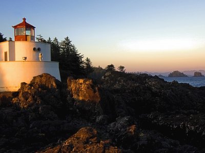 paisaje un lindo faro que alumbra por la noche.