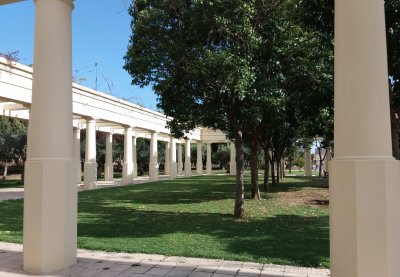 jardines junto al palau de la musica