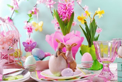 Gorgeous Easter Table with Kissing Bunnies