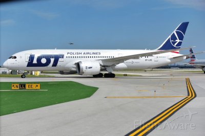 LOT Polish Airlines Boeing 787-8  Polonia