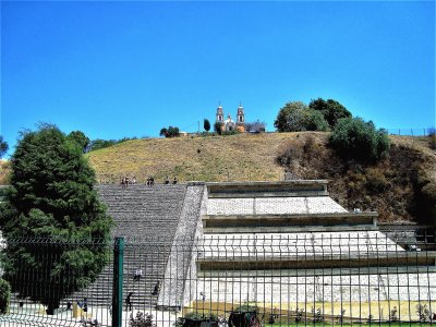 Templo y pirÃ¡mide en Cholula, MÃ©xico.