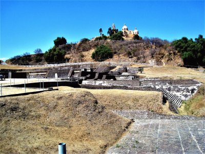 Templo y zona arqueolÃ³gica en Cholula, Puebla.