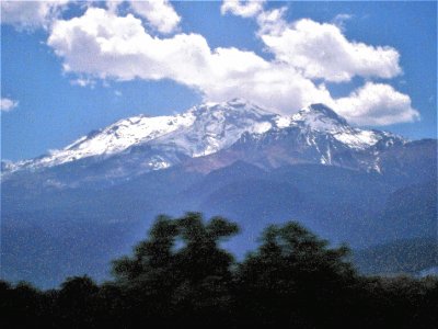 Vista de volcanes nevados en el Valle de Puebla.