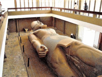 Estatua colosal en la antigua Memphis, Egipto.