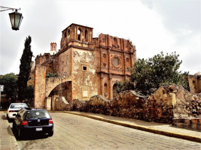 Ruinas de antiguo templo en Ciudad Zacatecas.