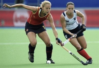 HOCKEY FEMENIL SOBRE PASTO