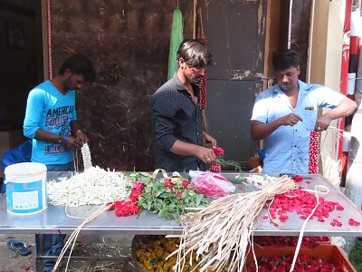 INDIA VENDEDERES FLORES EN TEMPLO