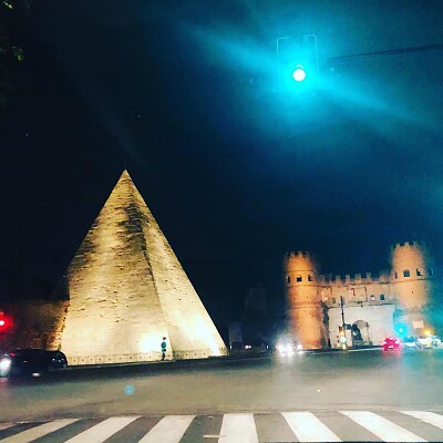 Piramide Cestia by night
