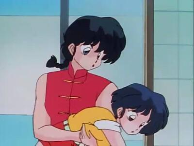 ranma sostiene a akane de la cintura ranma 1/2