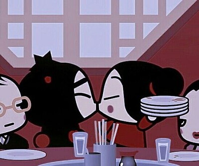 garu besa a pucca mientras recoge los platos pucca