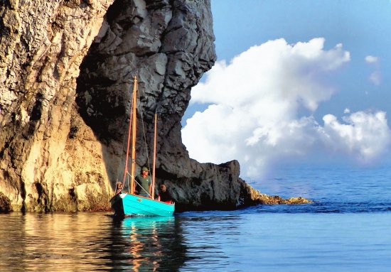 Sea and boat Durdle Door