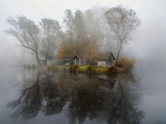 village dans la brume