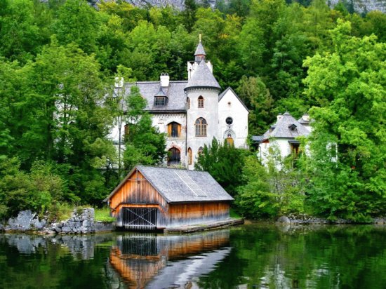 castle-at-the-lake-hallstatt