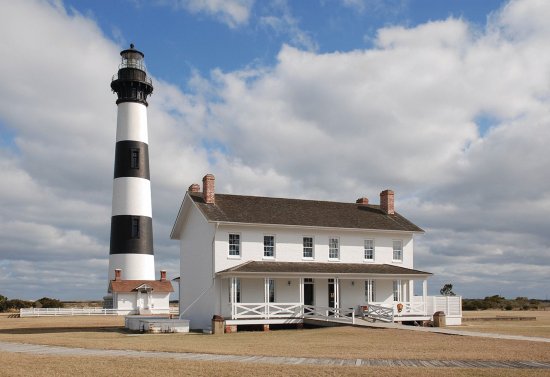 Bodie Island Lighthouse and keeper 's quarters