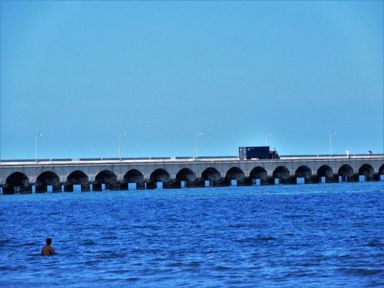 Puente en Puerto Progreso, YucatÃ¡n.