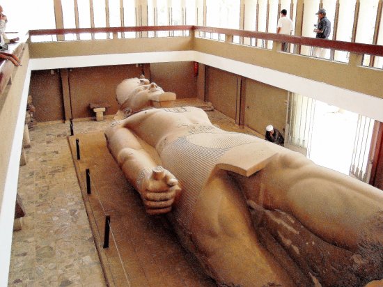 Coloso de RamsÃ©s II en Memphis, Egipto.