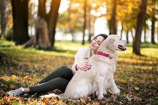 Chica con su perro