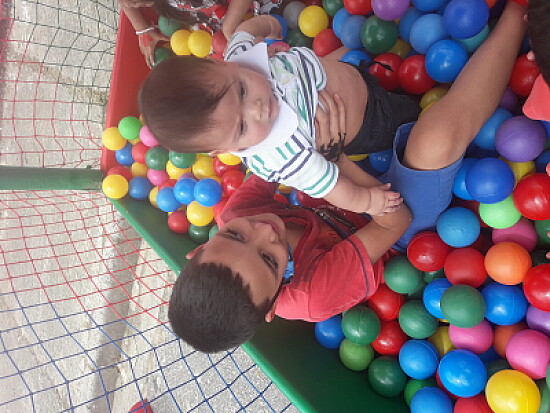 Brincando na piscina de bolinha